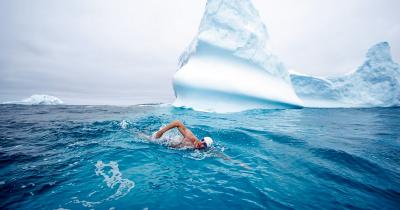 Lewis Pugh: Κολυμπά ανάμεσα στα παγόβουνα για την ευαισθητοποίηση σχετικά με την κλιματική κρίση και μένει στην ιστορία