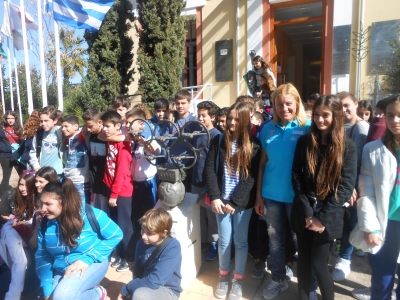Η Ολυμπιονίκης Β. Ζυγούρη με μαθητές της σχολής Παναγιωτοπούλου